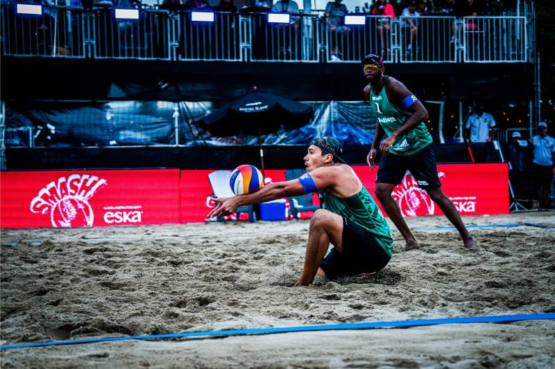 Evandro e Arthur Lanci terminam em quarto lugar na etapa Elite do Canadá do Circuito Mundial de vôlei de praia